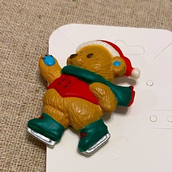 Ice skating, teddy bear, plastic retro 80s vintage, brooch pin. - Picture 1 of 5